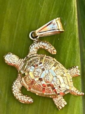 14k yellow Gold Hawaiian sea Turtle honu Pendant Charm not scrap 4.50 grams